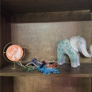 Elephant theme set includes an tin elephant streamer